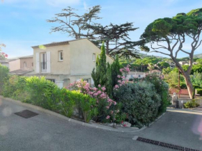 Maison conviviale avec vue sur la montagne à Sainte-Maxime